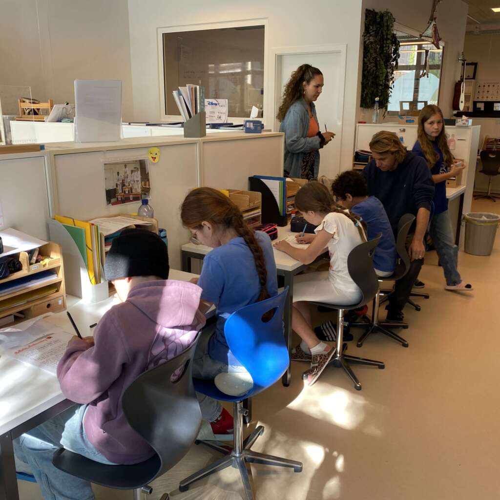 MS 16 Klassenzimmer Kinder arbeiten